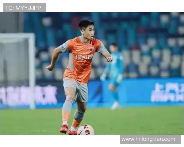 足球球星背后默默付出的努力与坚持训练成就辉煌人生