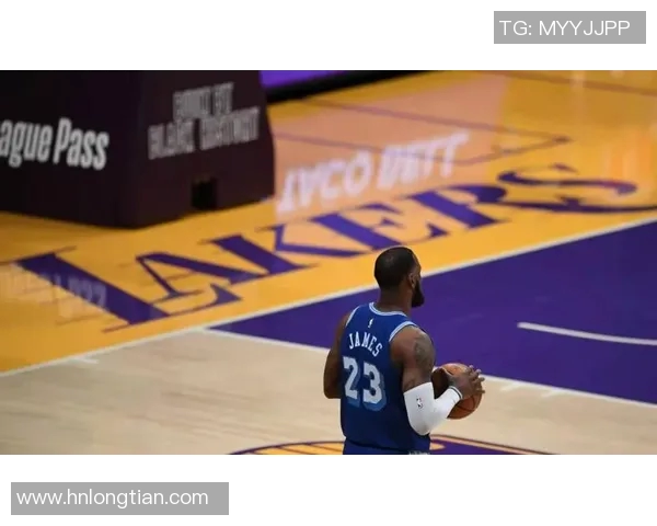 《她是足球星探，在绿茵场寻找未来之星，却意外成了他人生的转折点》